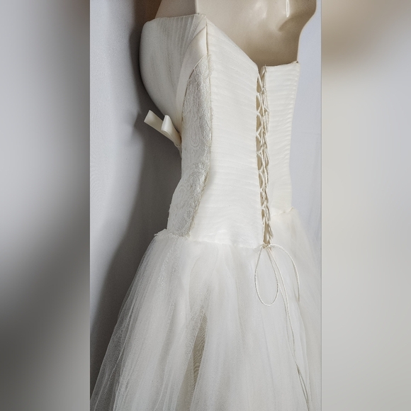 Elegant Ivory Lace/Zipper Multi Layered Wedding Dress - Picture 9 of 16